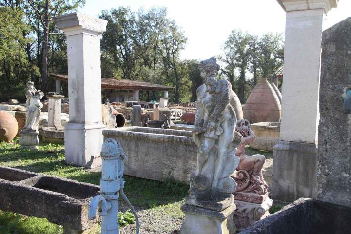 Colonnes et statue en pierre Grasse