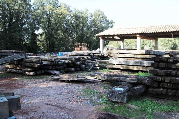 Vente de poutres anciennes, Èze